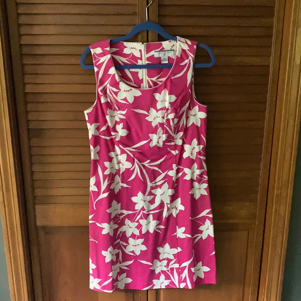 Sz 8 pink/white floral summer dress. Zipper in back.